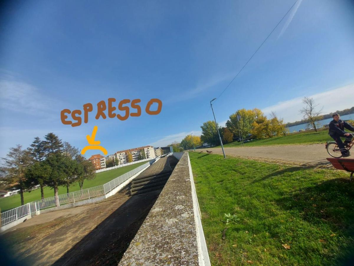 Apartman Espresso Sa Parkingom Сремска Митровица Екстериор снимка